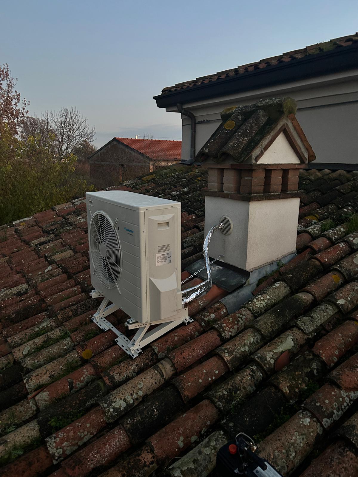 Unità Daikin su tetto in coppi — OTI Clima