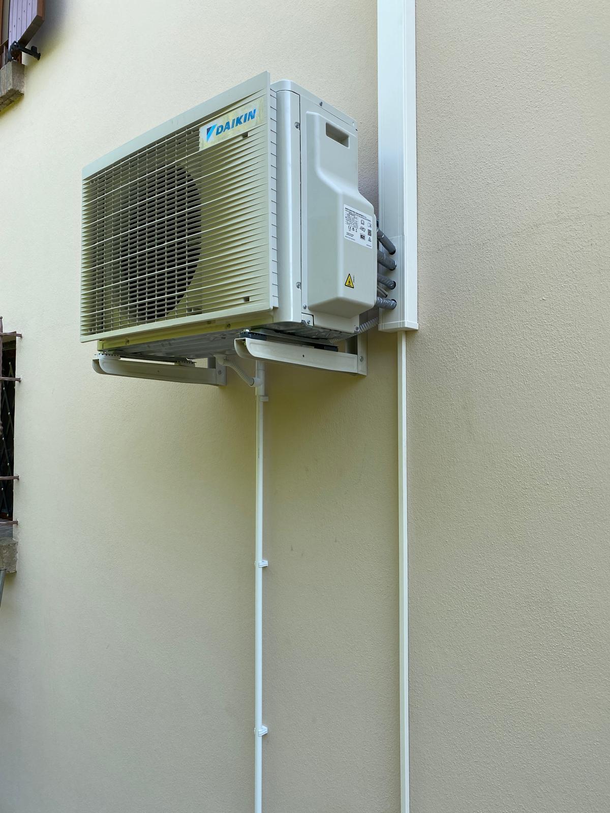 Daikin mono-split su muro bianco